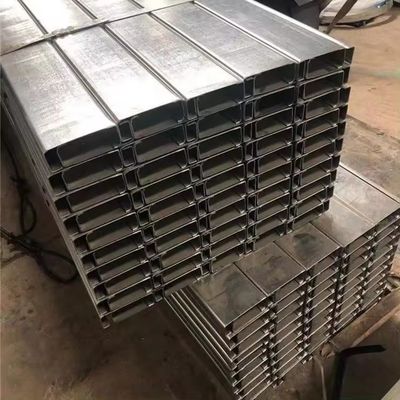 U canal laminado en caliente peso ligero C secciones de canal de acero con longitud según los requisitos del cliente