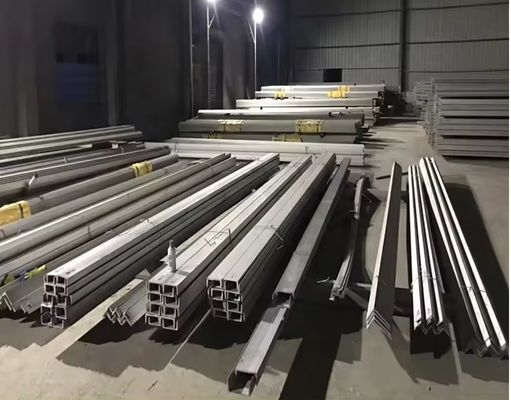 U canal laminado en caliente peso ligero C secciones de canal de acero con longitud según los requisitos del cliente