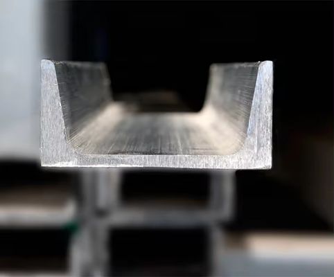 U canal laminado en caliente peso ligero C secciones de canal de acero con longitud según los requisitos del cliente