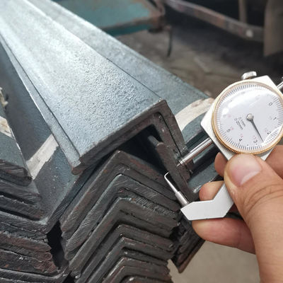 Serie Q195-Q420 Grado 135 de acero al carbono Corte de barras de acero de ángulo y perforador de 6 mm con superficie plana de acero suave